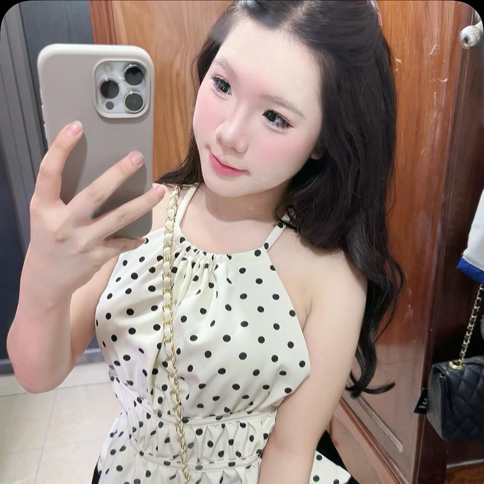 Soft Elegance in a Mirror Selfie